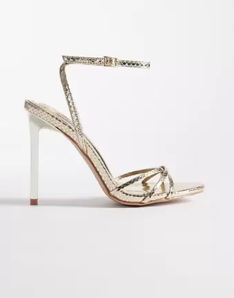 Simmi London Wide Fit – Ola – Verzierte Sandaletten in Gold