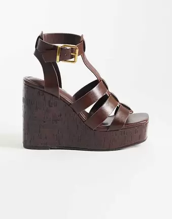 ASOS DESIGN – Tova – Keilabsatzschuhe in Schokobraun mit Gitterdesign und T-Steg