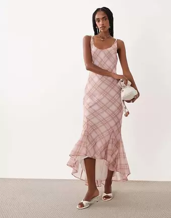 ASOS DESIGN – Chiffon-Maxikleid in kariertem Rosa mit asymmetrischem Godet-Detail