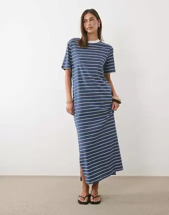 ASOS DESIGN – Kurzärmliges Maxi-T-Shirt-Kleid in Marineblau gestreift