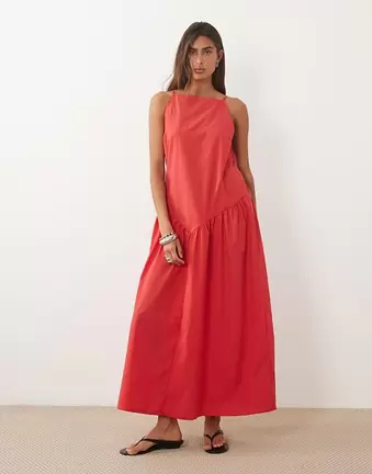 ASOS DESIGN – Popeline-Maxikleid in Rot mit tiefer Taille und U-Boot-Ausschnitt
