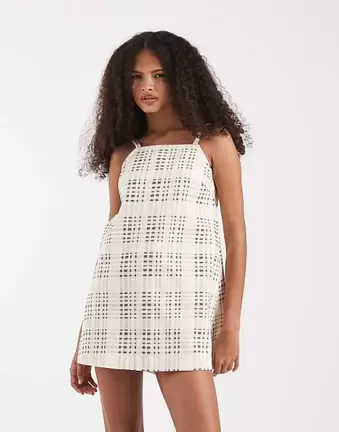ASOS DESIGN – Kariertes Mini-Etuikleid in neutralen Farben mit tiefem V-Ausschnitt am Rücken