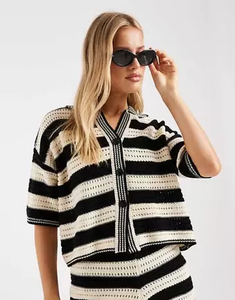 ASOS DESIGN – Sally – Gestreiftes Strandoberteil aus Strick in Schwarz-Weiß mit Knopfleiste, Kombiteil