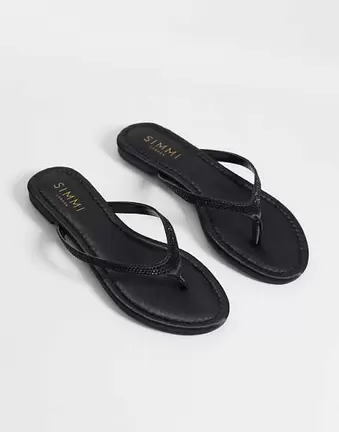 Simmi London Wide Fit – Selene – Verzierte Zehenstegsandalen aus Satin in Schwarz, weite Passform