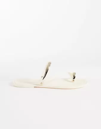 London Rebel – Reese – Flache Jelly-Sandalen in mattem Cremeweiß mit verzierten Riemen in Gold