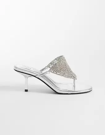Public Desire – Mima – Verzierte Sandaletten in Silber mit Kitten-Absatz