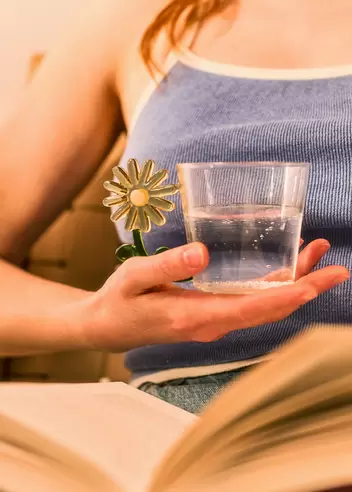 Trinkglas mit gelbem Blumenhenkel...