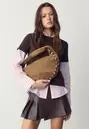 Schultertasche mit Nieten in Wildlederoptik
