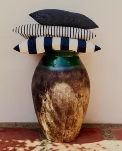 KISSENBEZÜGE UND VASE