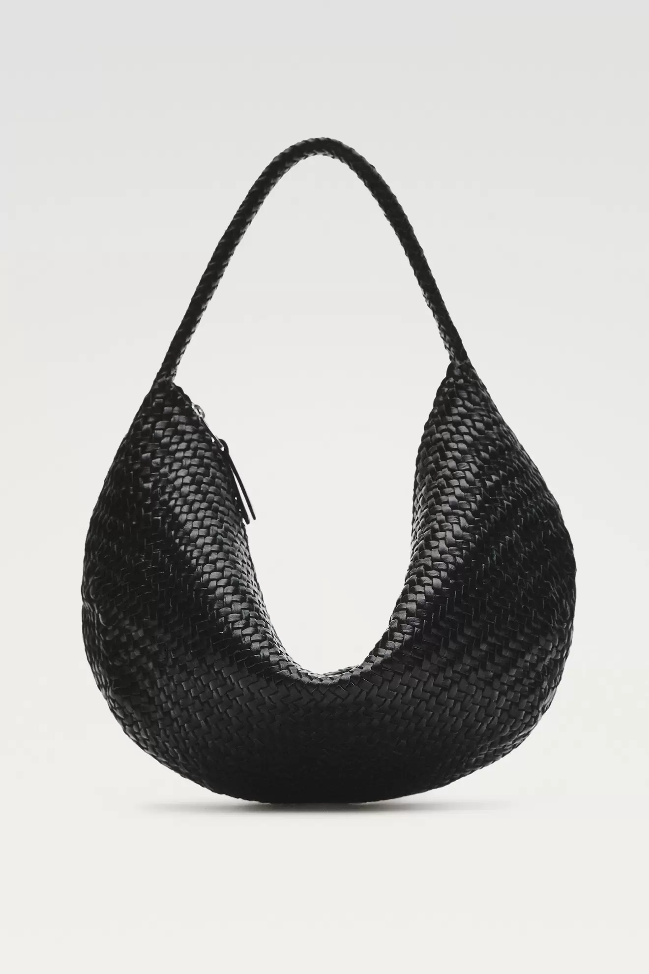 Geflochtene Halbmondtasche aus Leder
