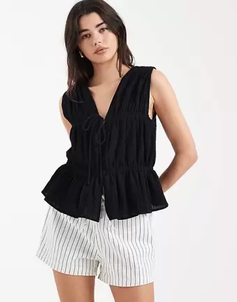 ASOS DESIGN – Weste in Schwarz mit Knitterstruktur und gebundener Vorderseite