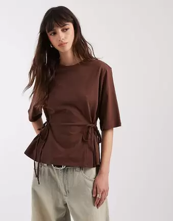 ASOS DESIGN – Kurzärmliges Oberteil in Schokobraun mit Bindedetails