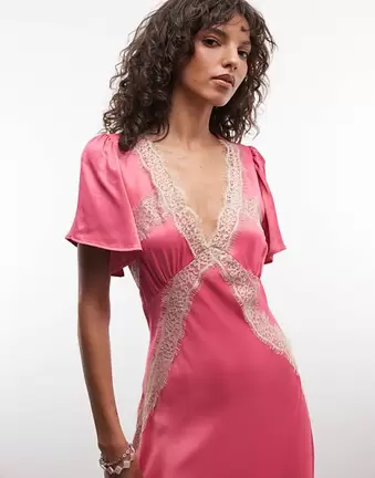 Reclaimed Vintage – Maxi-Freizeitkleid aus Satin in Rosa