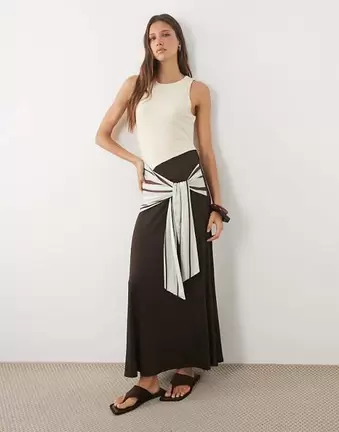 ASOS DESIGN – Ärmelloses Maxikleid im Kontrastdesign in Braun und Cremeweiß mit Bindedetail