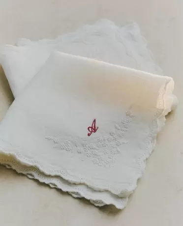 PACK BESTICKTE TOILETTENHANDTÜCHER AUS GEWASCHENEM LEINEN (2ER-PACK)  SEIFENSPENDER METALL WELLEN  BESTICKTE BAUMWOLL-HAARGUMMIS (2ER-PACK)  BADTABLETT AUS METALL MIT WELLENMUSTER