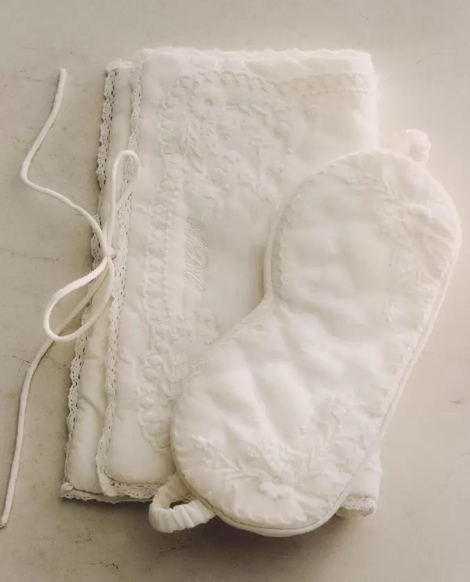 SET AUS SCHLAFMASKE UND BEUTEL MIT STICKEREI