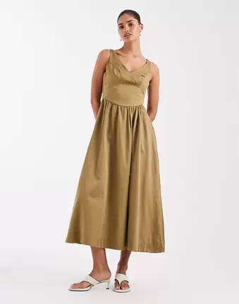 ASOS DESIGN – Tailliertes Maxikleid in Olivgrün mit V-Ausschnitt und Ziernaht