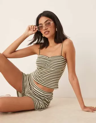 ASOS DESIGN – Strukturiertes, gehäkeltes Camisole-Oberteil mit Raffung und grünen Streifen, Kombiteil