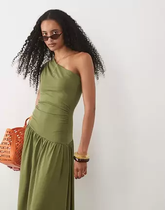 ASOS DESIGN – Gerafftes Maxikleid in Khaki mit One-Shoulder-Träger und tiefer Taille