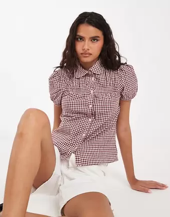 ASOS DESIGN – Hemd in Braun mit Vichy-Karos, Kappärmeln und Bubikragen