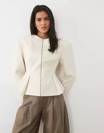 Miss Selfridge – Eleganter Blazer in Elfenbeinweiß mit akzentuierten Schultern und Schößchensaum