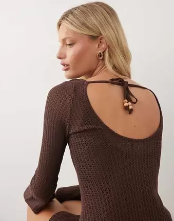 ASOS DESIGN – Minikleid aus gehäkeltem Jersey in Schokobraun mit langen Trompetenärmeln