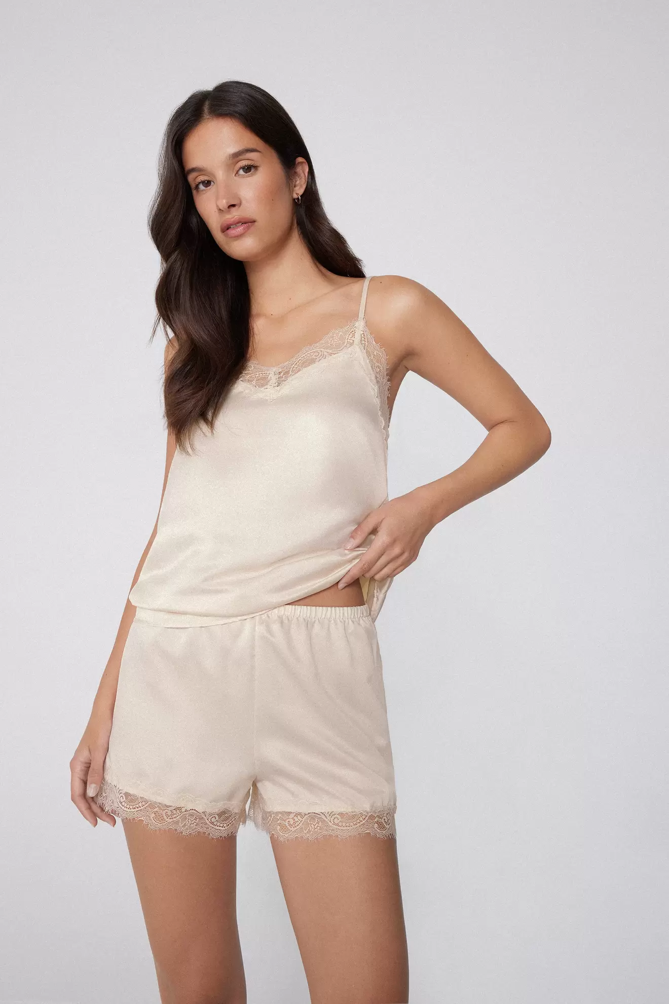 Kurze Shorts aus Satin und Spitze