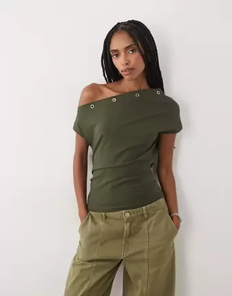 ASOS DESIGN Oberteil aus Polyamid mit Ösendetail und Carmen-Ausschnitt in Khaki