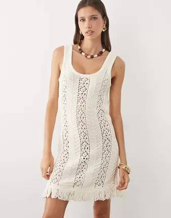 ASOS DESIGN – Minikleid aus Häkelstrick in Ecru mit Fransen