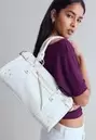 Schultertasche mit Nieten und Tasche