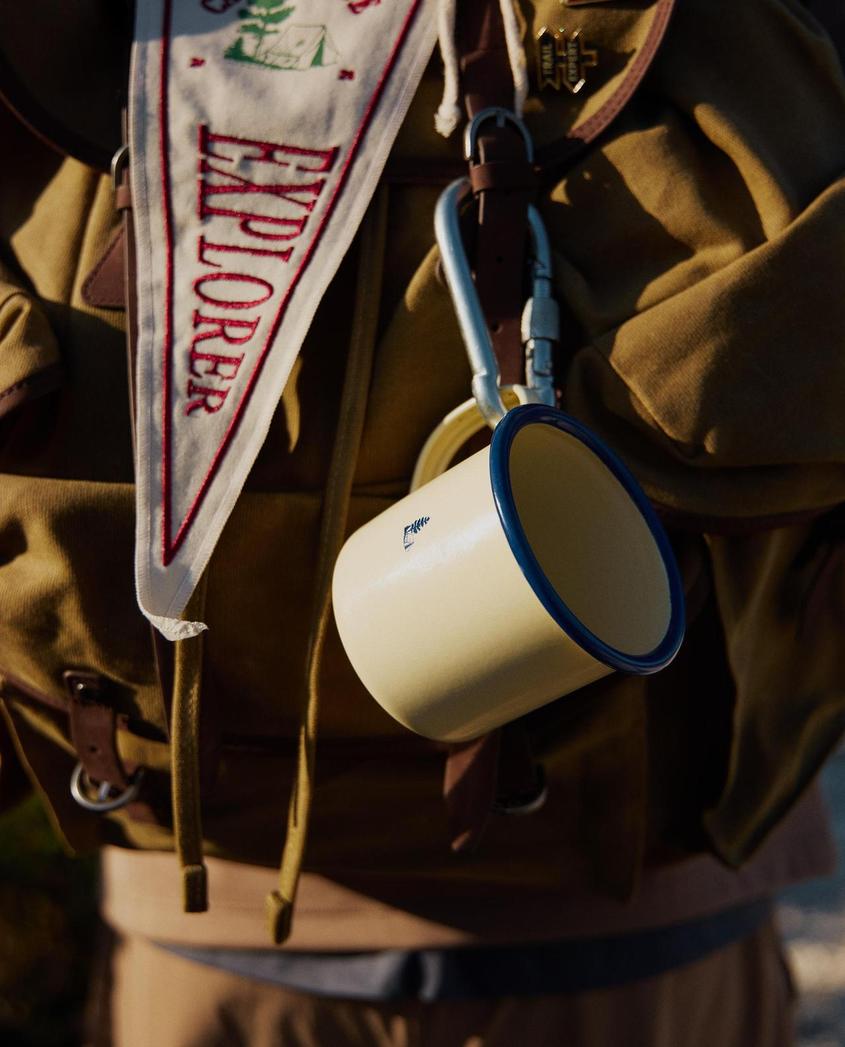 RUCKSACK, STAHLTASSE UND WIMPEL