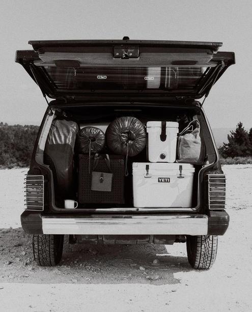 YETI KÜHLTASCHEN, SCHLAFSÄCKE UND FERNGLÄSER