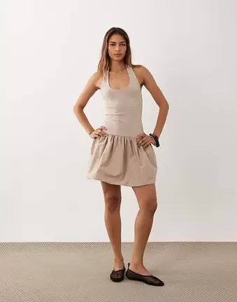 ASOS DESIGN Minikleid mit Neckholder und U-Ausschnitt mit Baumwoll-Popeline-Rock in Stone