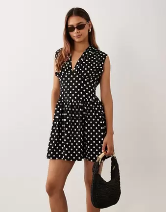 ASOS DESIGN Minikleid mit kurzen Ärmeln, tailliert, mit schwarz-weißem Punktmuster