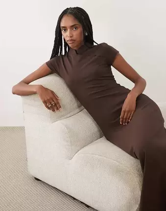 ASOS DESIGN Midikleid mit Kappenärmeln und Schlaufenverschluss in Schokobraun
