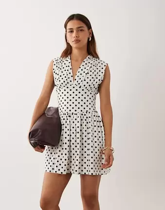 ASOS DESIGN Minikleid mit kurzen Ärmeln und taillierter Taille in Weiß mit schwarzen Punkten
