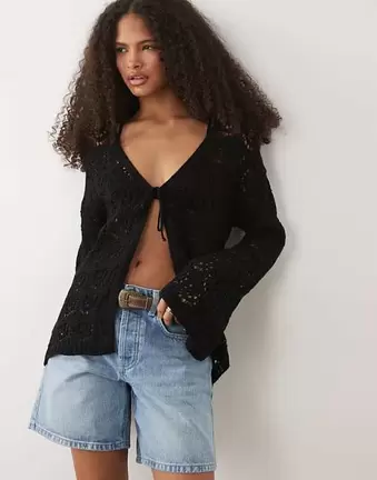 Miss Selfridge – Boho-Strickjacke in Schwarz mit gebundener Vorderseite