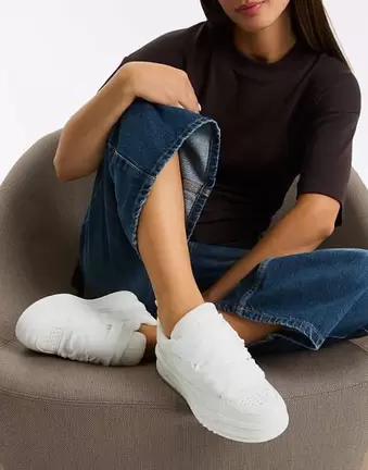 Bershka – Klobige Skater-Sneaker in Weiß