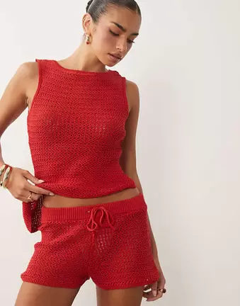 ASOS DESIGN – Gehäkelte Shorts in Rot, Kombiteil
