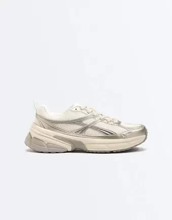 OYSHO – Lauf-Sneaker in Ecru