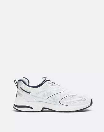 Stradivarius – Sneaker in Weiß mit Details