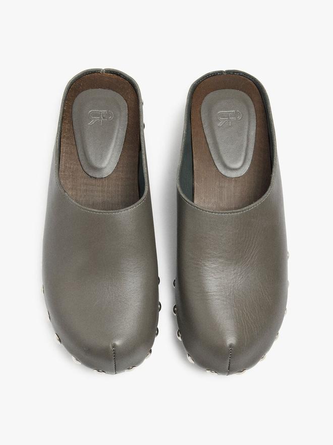 Lederclogs mit Nieten