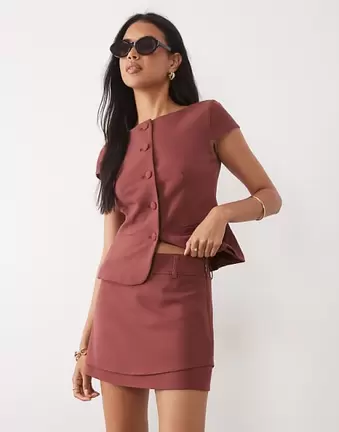 ASOS DESIGN – Eleganter, kurzer Wickel-Skort in Braun