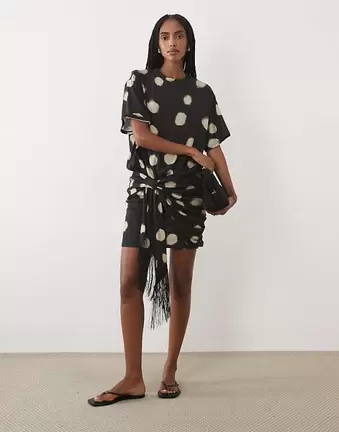 ASOS DESIGN – Kurzärmliges Minikleid mit Knotendetail, Fransen und Punktemuster
