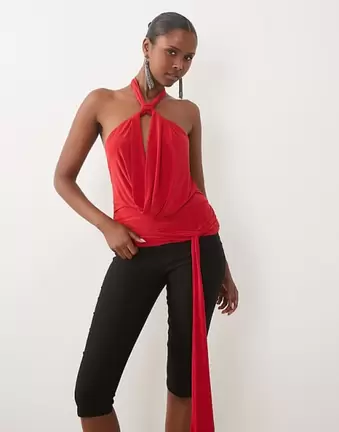 ASOS DESIGN fließendes Neckholder-Top mit Wasserfallausschnitt, Drapierung und Schärpe in Rot
