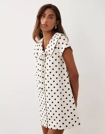 Miss Selfridge Jeans-Minikleid mit Kragen und Bindedetail in Cremeweiß