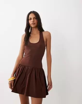 ASOS DESIGN Minikleid mit Neckholder und U-Ausschnitt mit Baumwoll-Popeline-Rock in Schokobraun