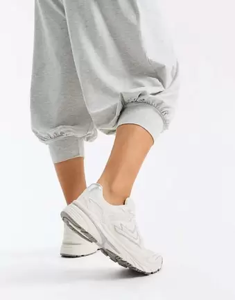 Bershka – Mehrteilige Sneaker in Weiß