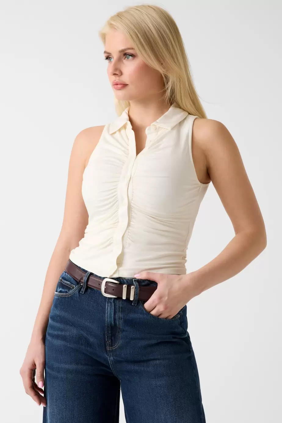 Top sin mangas con fruncido