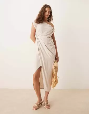 ASOS DESIGN – Leinen-Midikleid in Hellbeige mit Wickelrock und fallender, verdrehter Schulterpartie